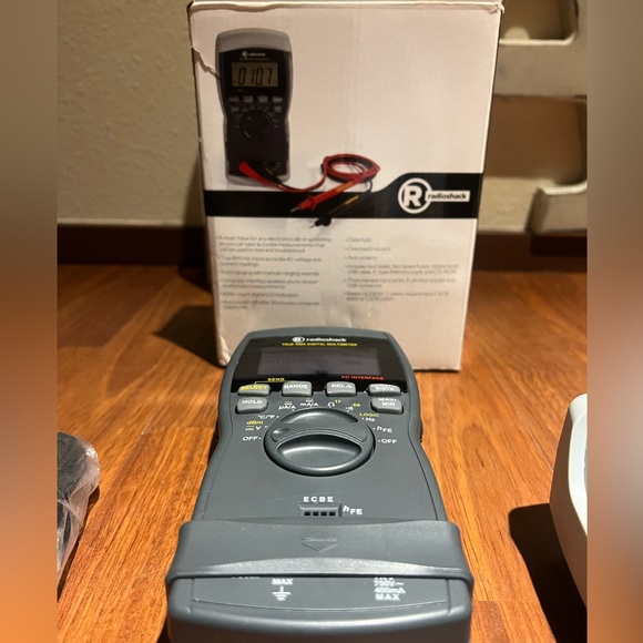 Radio Shack Digital Multimeter - Picture 4 of 6